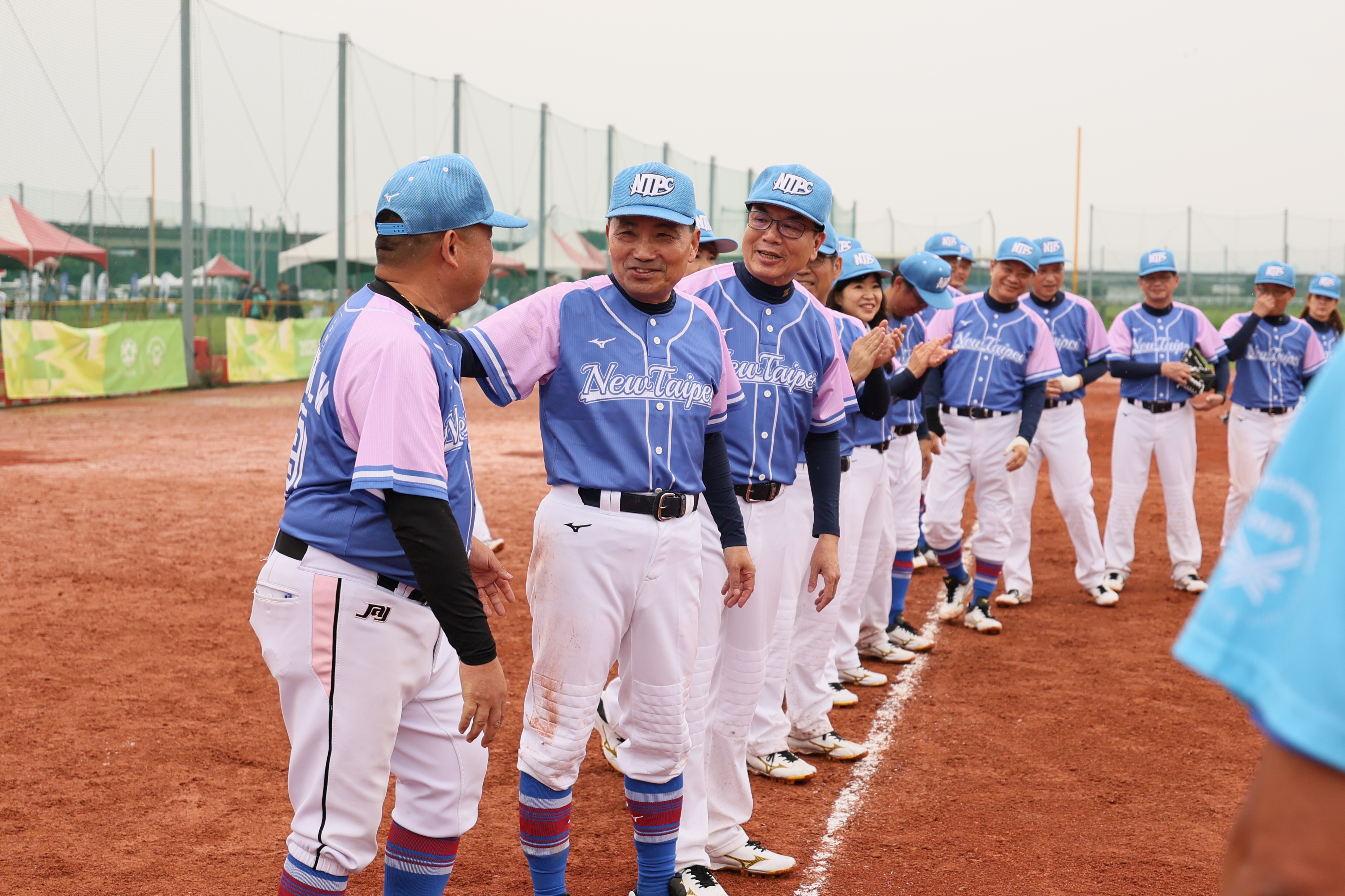 世壯運慢速壘球雙北大戰二部曲新北市獲銀 侯友宜肯定團隊的好表現